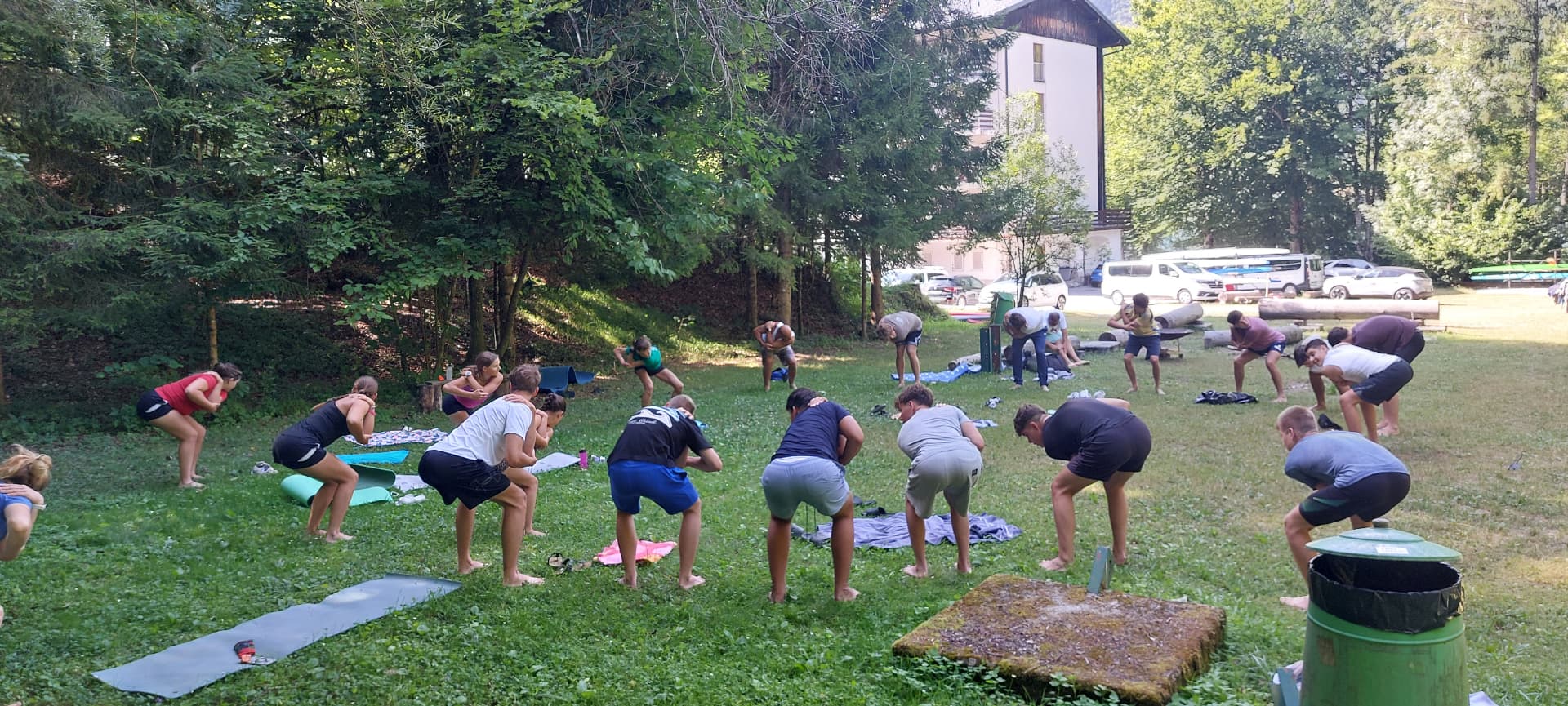 Skupinska vadba fascialnih manevrov v naravi